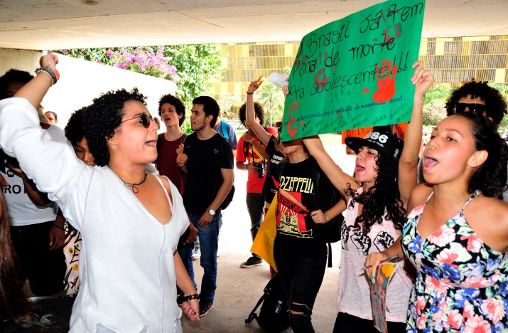 Jovens protestam na Câmara - Foto: Laycer tomaz - Agência Câmara