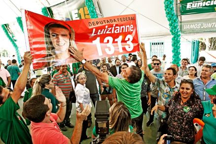 Nas eleições de 2014, Eunício segura banner de Luizianne Lins, adversária de RC e candidata ao cargo de deputada federal - Foto: O Povo Online (Divulgação)